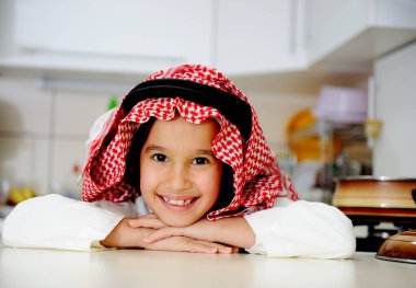 Küçük çocuk yemek yapıyor, kaliteli fotoğraflar.
