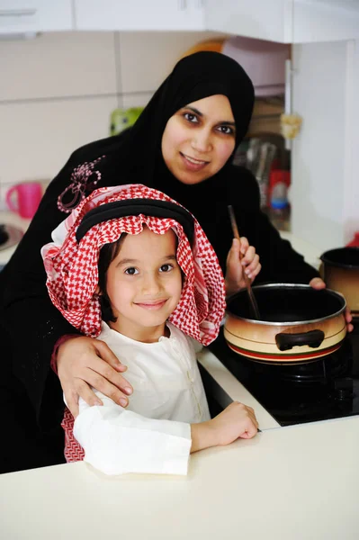 Porträt Einer Jungen Mutter Und Ihres Sohnes Beim Gemeinsamen Mittagessen — Stockfoto