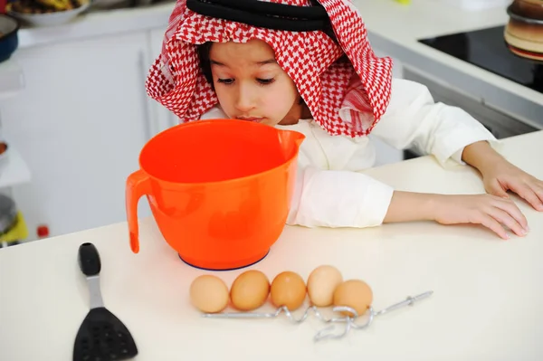 Kleine Jongen Koken Hoge Kwaliteit Foto — Stockfoto
