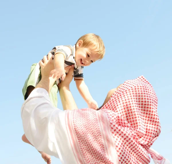 Persone arabe attive in posa nella vita reale — Foto Stock