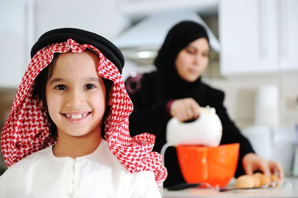 Madre Musulmana Piccolo Figlio Cucina — Foto Stock