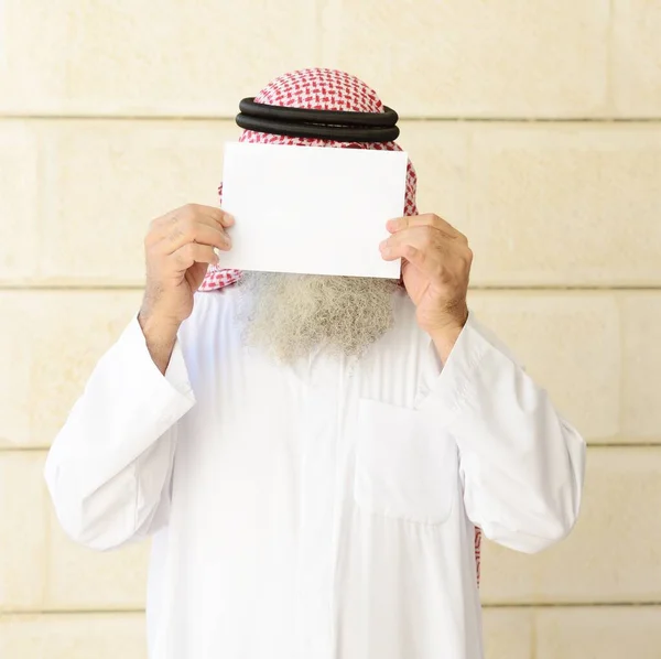 Mężczyzna z długą brodą, pozujący z pustym papierem na twarzy. — Zdjęcie stockowe