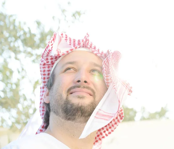 Portret Van Een Arabische Man Alleen Jonge Man — Stockfoto