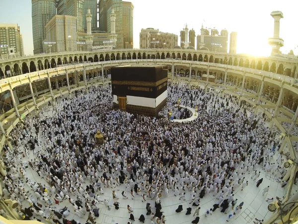 在麦加Kaaba祈祷的穆斯林 — 图库照片