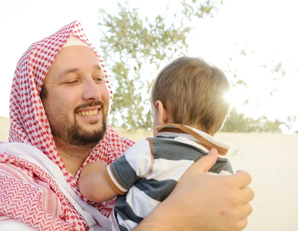 Arabiske aktive mennesker som utgir seg for å være i virkeligheten – stockfoto