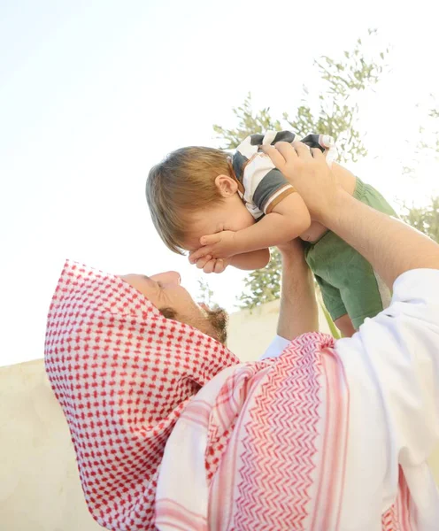 Aktive Araber posieren im echten Leben — Stockfoto