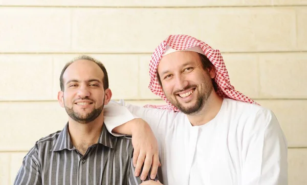 Активные арабские люди позируют в реальной жизни — стоковое фото