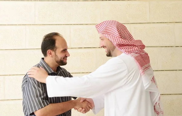 Aktive Araber posieren im echten Leben — Stockfoto