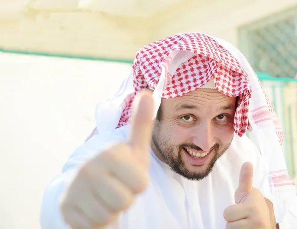 Portret Van Een Arabische Man Alleen Jonge Man — Stockfoto