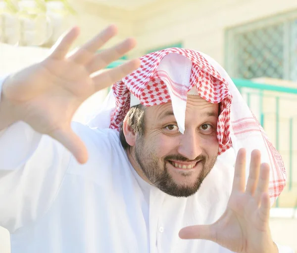 Portret van Arabische moslimman poserend in het echte leven — Stockfoto