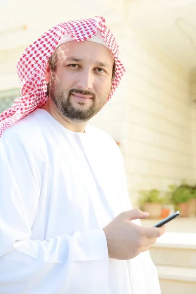 Portret van Arabische moslimman poserend in het echte leven — Stockfoto