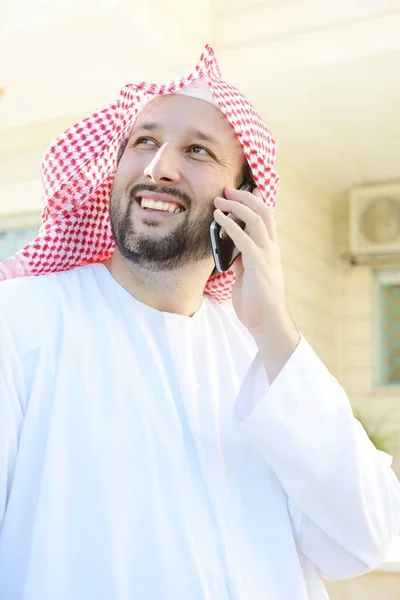 Portret van Arabische moslimman poserend in het echte leven — Stockfoto