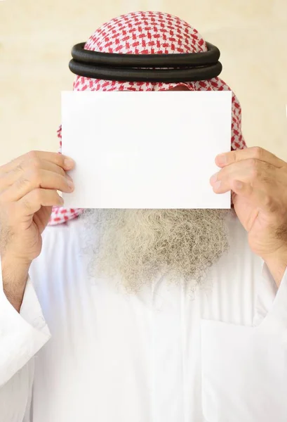 Homem de barba comprida posando com papel espaço vazio em seu rosto — Fotografia de Stock