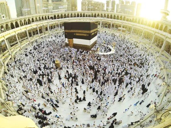 Мусульмане молятся в Каабе в Мекке — стоковое фото