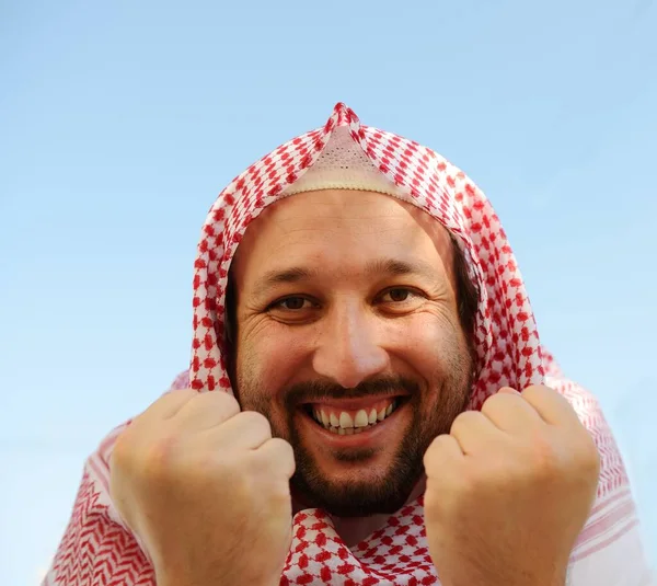 Porträtt av arabiska muslimska mannen poserar i verkliga livet — Stockfoto