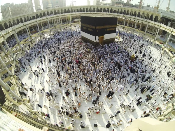 Muslimska människor ber på Kaaba i Mecka — Stockfoto