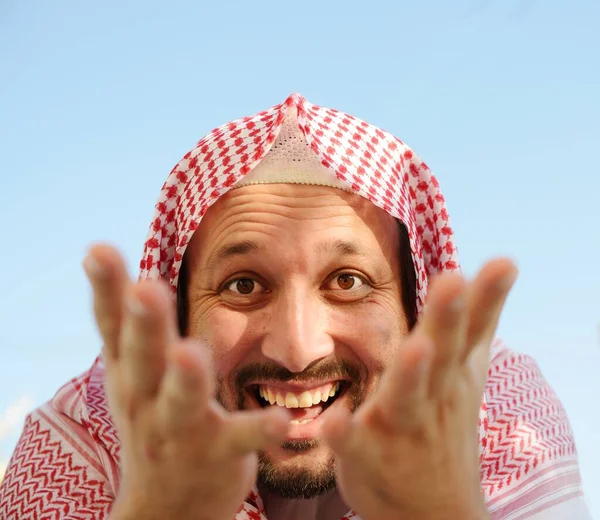 Retrato del hombre árabe musulmán posando en la vida real — Foto de Stock