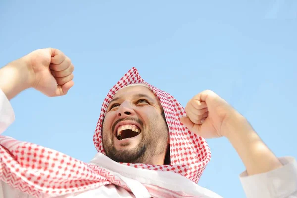 Portret arabskiego muzułmanina pozowanie w prawdziwym życiu — Zdjęcie stockowe