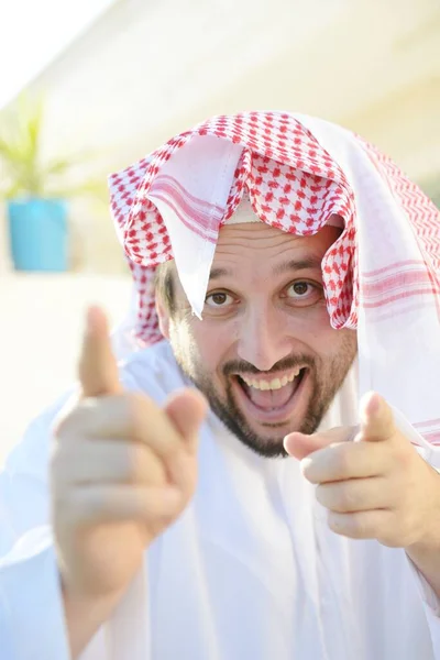 Porträtt av arabiska muslimska mannen poserar i verkliga livet — Stockfoto