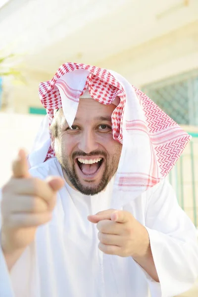 Portret van Arabische moslimman poserend in het echte leven — Stockfoto