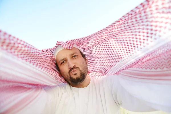 実際の生活の中でポーズアラビア語のムスリム男性の肖像 — ストック写真