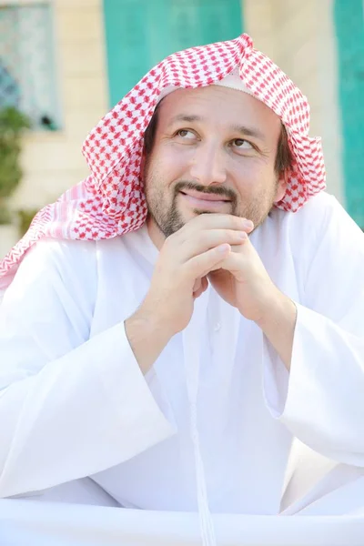 Portret van Arabische moslimman poserend in het echte leven — Stockfoto