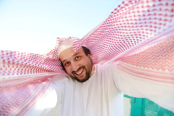 Retrato del hombre árabe musulmán posando en la vida real —  Fotos de Stock