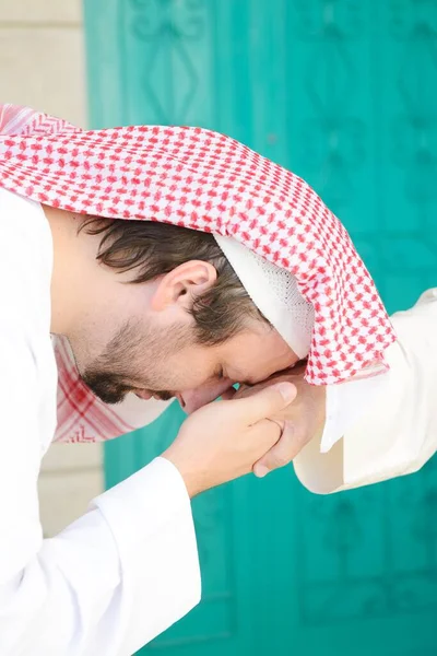 Ritratto di uomo arabo musulmano in posa nella vita reale — Foto Stock