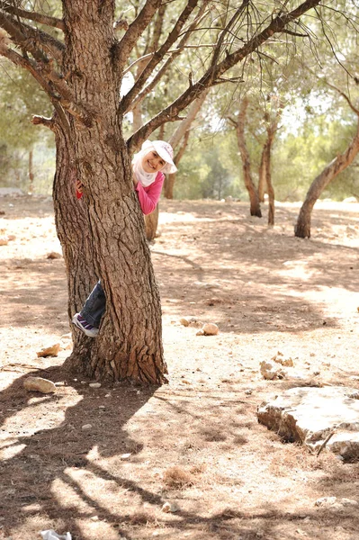 Menina no acampamento de escoteiros, natureza floresta — Fotografia de Stock