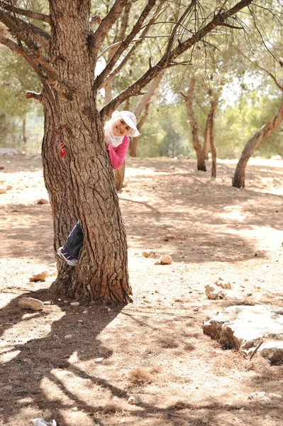 Dziewczynka w obozie scouta, las natura — Zdjęcie stockowe