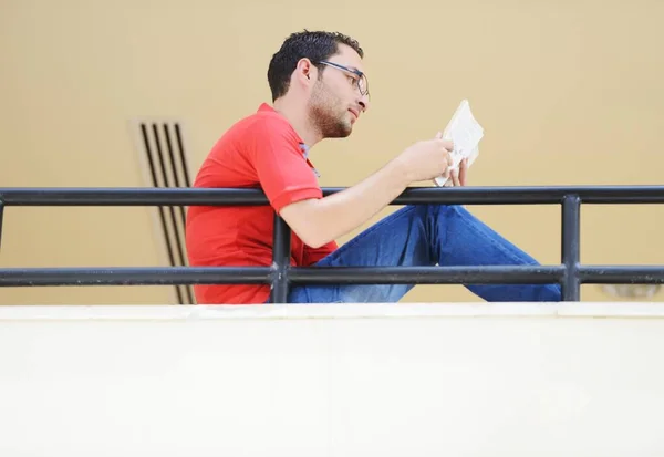 Personas árabes activas posando en la vida real —  Fotos de Stock