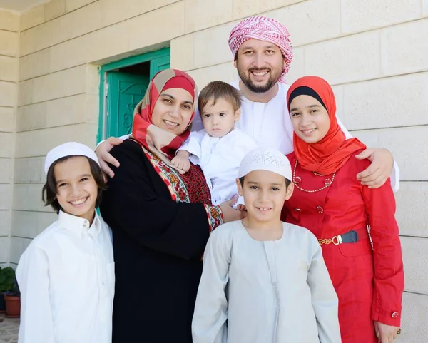 実際の生活の中でポーズをとるアクティブなアラビア人 — ストック写真