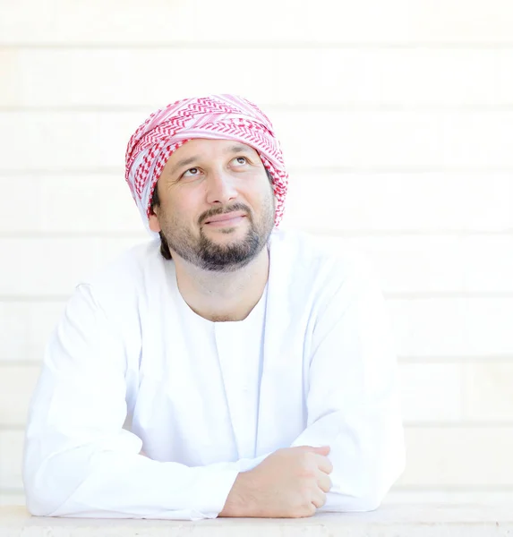 Portrét arabského muslima pózujícího v reálném životě — Stock fotografie