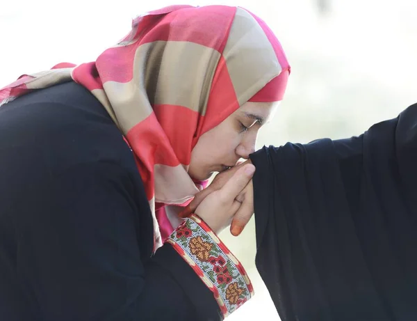 Actieve Arabische mensen poseren in het echte leven — Stockfoto