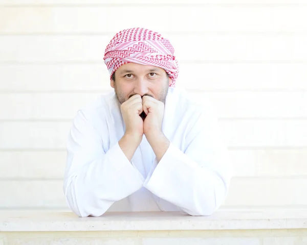 Portrait de l'homme musulman arabe posant dans la vraie vie — Photo