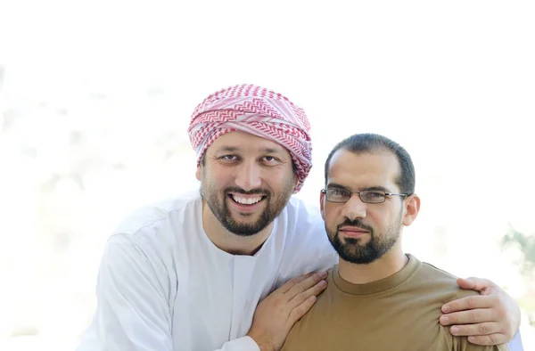 Personas árabes activas posando en la vida real — Foto de Stock