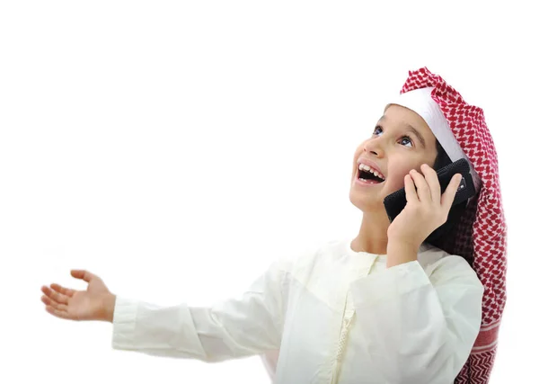 Ιδιαίτερο σχήμα αραβικού παιδί που παίζει στο τηλέφωνο στο Ραμαζάνι — Φωτογραφία Αρχείου