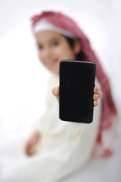 Arabische moslim kind met mobiele telefoon klaar voor uw bericht — Stockfoto