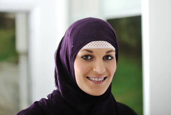 漂亮的年轻亚洲穆斯林女人 — 图库照片