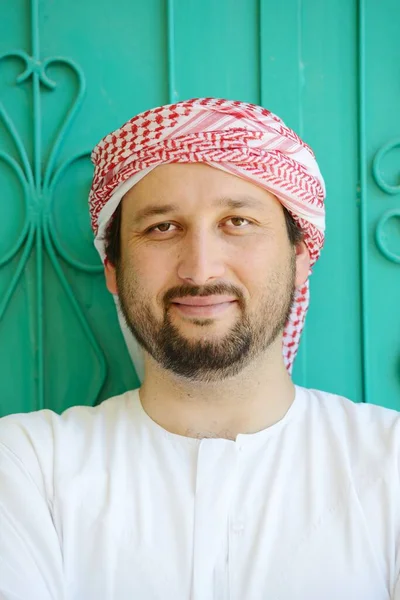 Actieve Arabische man poseren in het echte leven — Stockfoto