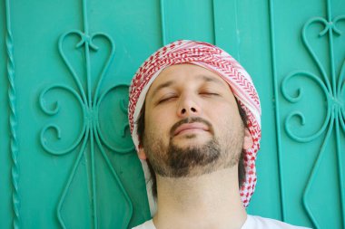 Gerçek hayatta poz veren aktif bir Arap.