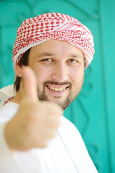 Aktiver arabischer Mann posiert im echten Leben — Stockfoto