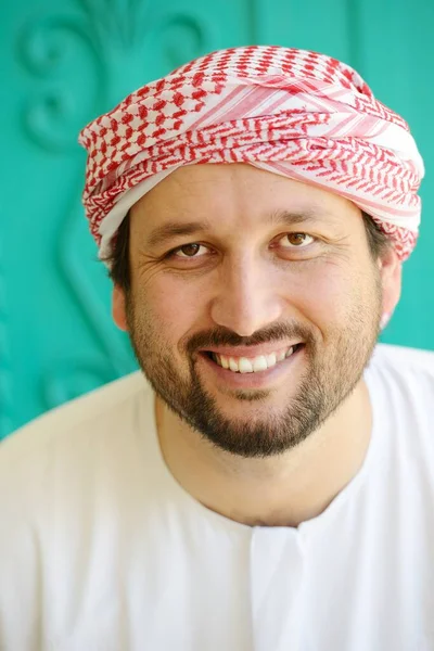 Aktiv arabisk man poserar i verkliga livet — Stockfoto
