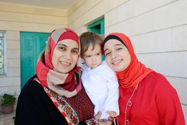 Aktive Araber posieren im echten Leben — Stockfoto