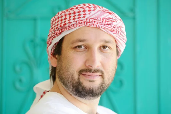 Uomo arabo attivo in posa nella vita reale — Foto Stock