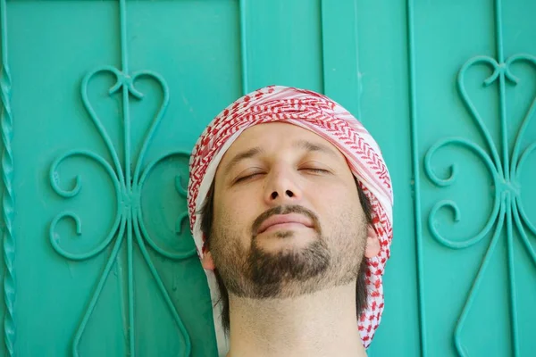 Actieve Arabische man poseren in het echte leven — Stockfoto