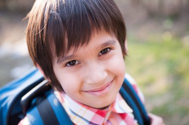 Parktaki sevimli bir çocuğun potpurisi.