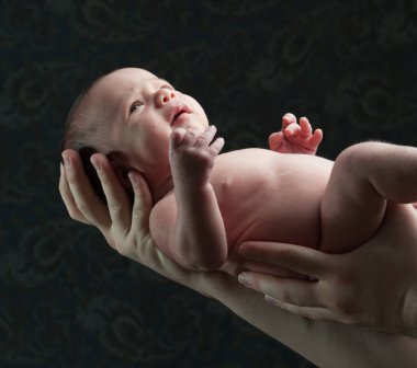 Yeni doğmuş bebek kollarında 