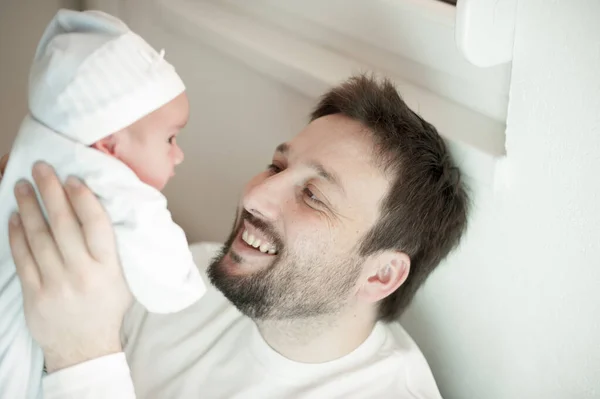 Homem como um pai feliz e amoroso com bebê recém-nascido nos braços — Fotografia de Stock