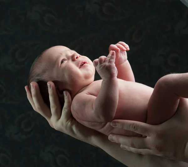 Новонароджена дитина на руках — стокове фото